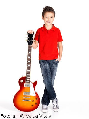 Les avantages d'apprendre la guitare à un enfant • Spectacles pour enfants